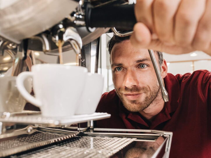 Techniker checkt den Kaffeeauslauf