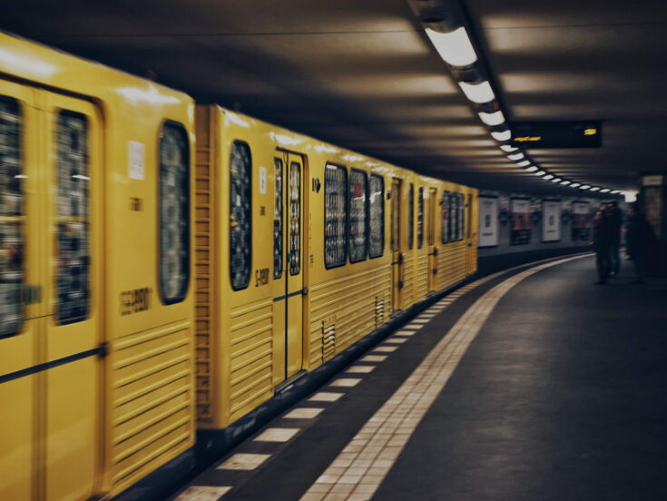 Gelbe Berliner U-Bahn fährt los