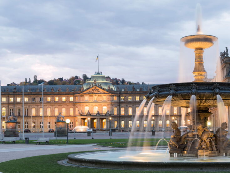 Der Schlossplatz in Stuttgart am frühen Morgen mit Springbrunnen im Vordergrund