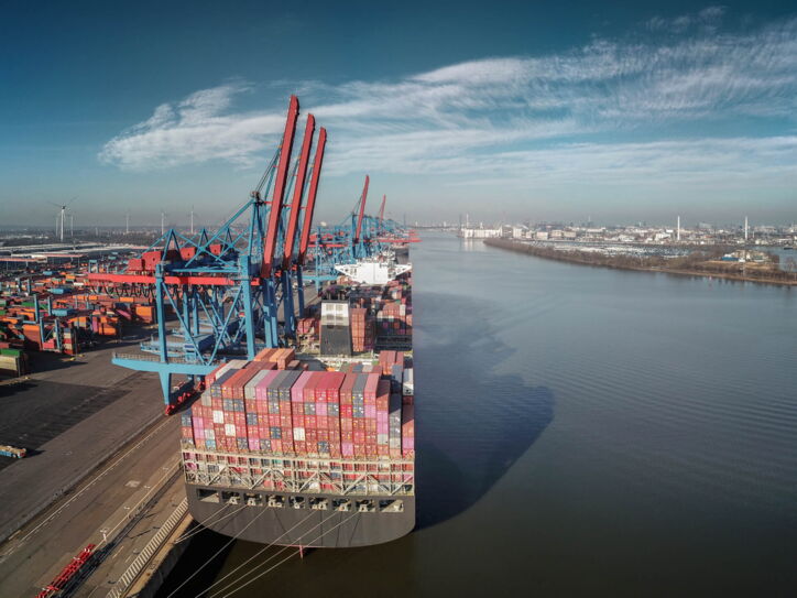 Luftaufnahme von der Entladung eines Containerschiff im Hamburger Hafen