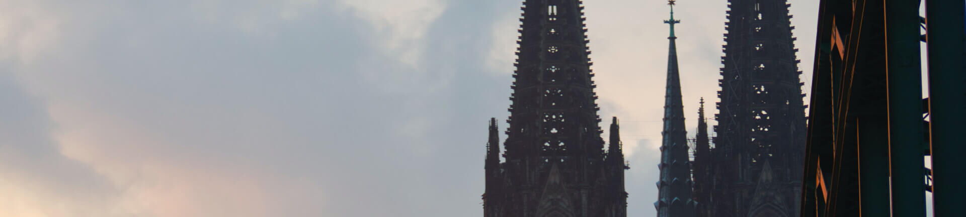 Detailaufnahme der Turmspitzen des Kölner Doms